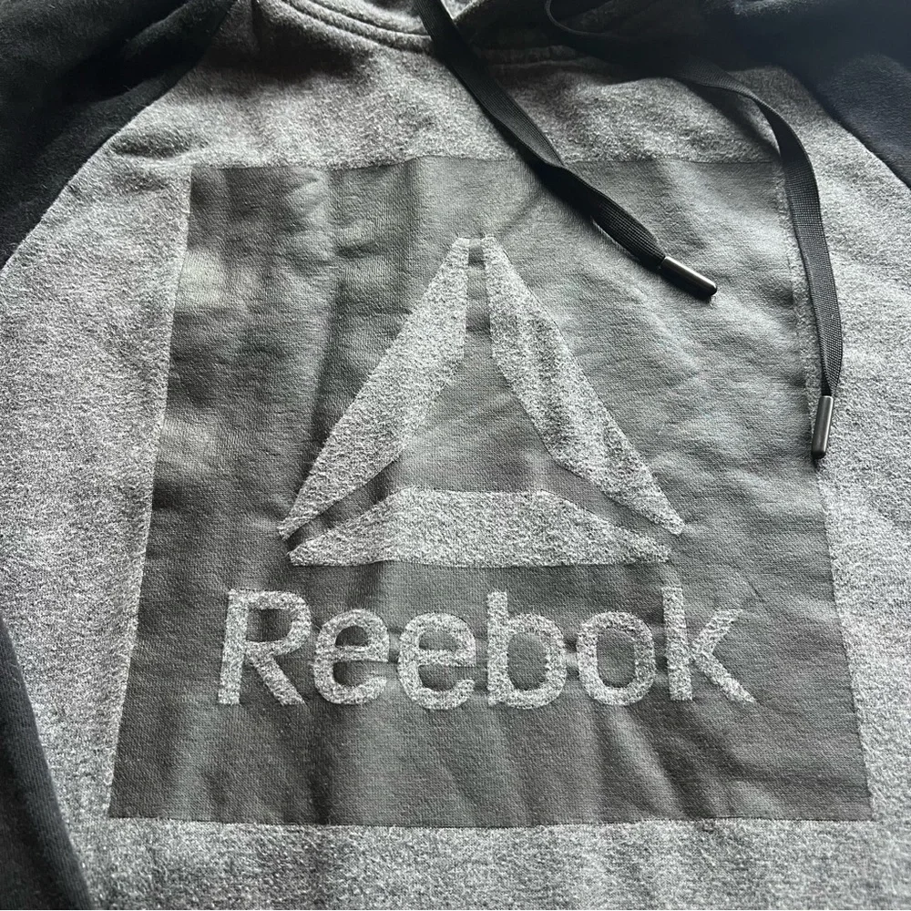 Reebok Men's Gray and Black Hoodie Sweater